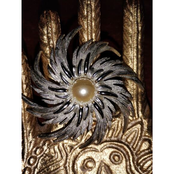 Sarah Coventry Jewelry - Sarah Coventry Pin Brooch Jewelry Silver Flower Pearl 3" Diameter Signed